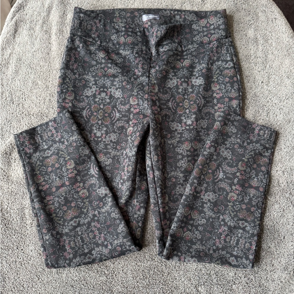 VanHuesen Stretch black & red paisley straight leg pants pants-size 8